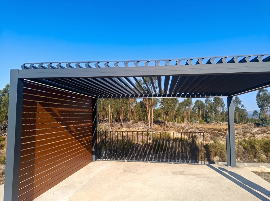 Pergola bioclimatique en aluminium anthracite, structure autoportante avec lames orientables motorisées