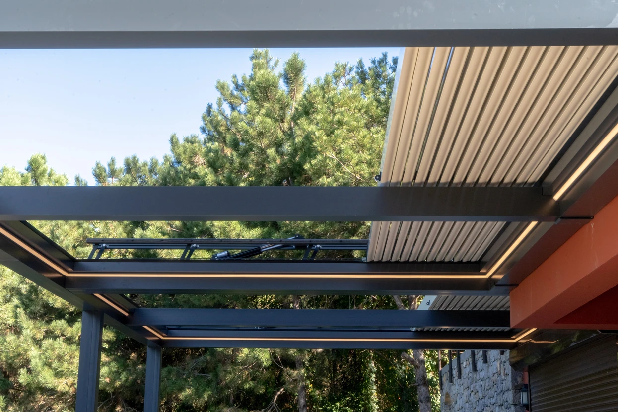 Terrasse extérieure avec pergola bioclimatique à lames orientables en aluminium anthracite