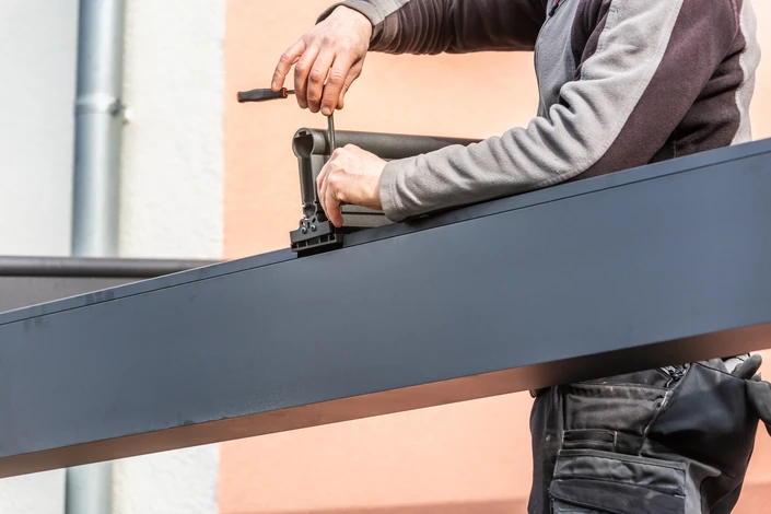 Photographie professionnelle en extérieur montrant Bruno Madouard, dirigeant de BM Corp Services, en train de discuter avec un client devant une pergola bioclimatique en cours d'installation ou récemment installée. Bruno est vêtu professionnellement (polo ou chemise de travail marquée). Une interaction naturelle et sereine : échanges autour des détails du projet, montrant l'accompagnement personnalisé. L'arrière-plan montre l'installation en cours ou achevée, l'environnement résidentiel et une partie des trois domaines de compétence visibles si possible (pergola, éclairage LED, revêtement). Lumière naturelle, composition équilibrée, atmosphère d'expertise et de confiance. Aucun texte, logo ou filigrane.