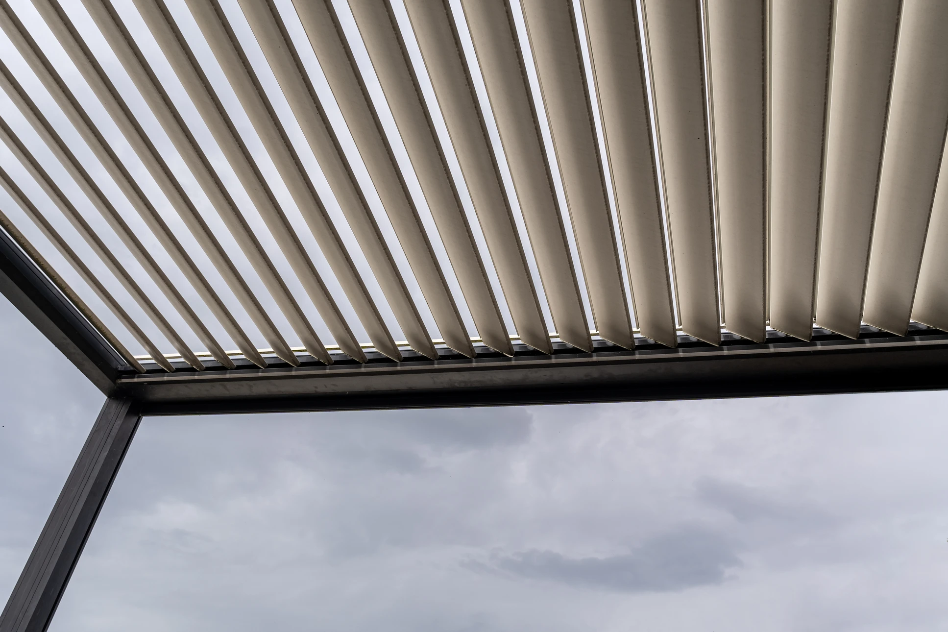 Terrasse extérieure moderne avec pergola bioclimatique à lames orientables en aluminium anthracite