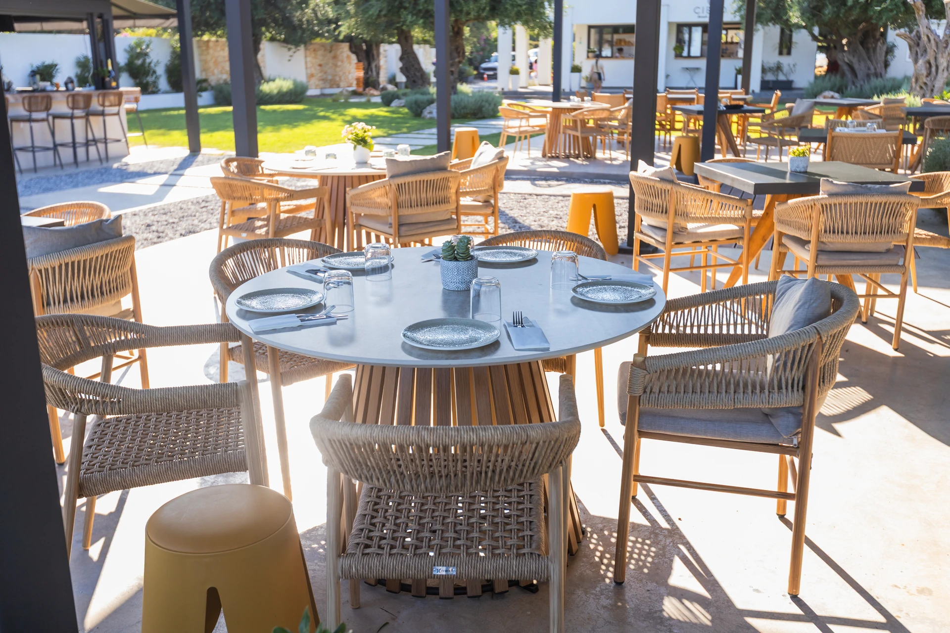 Terrasse couverte moderne avec pergola bioclimatique en aluminium anthracite, adossée à une maison contemporaine